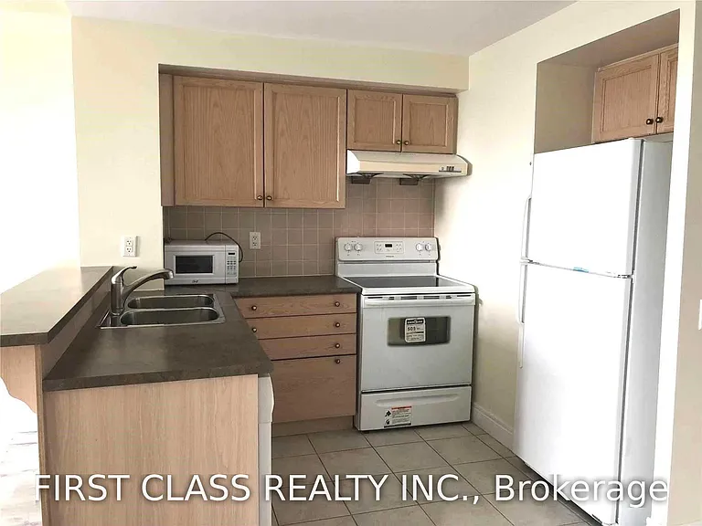 1 Clairtrell Rd #RG8 — Photo 5