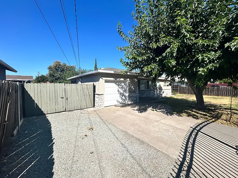 131 S Olive Ave — Photo 4