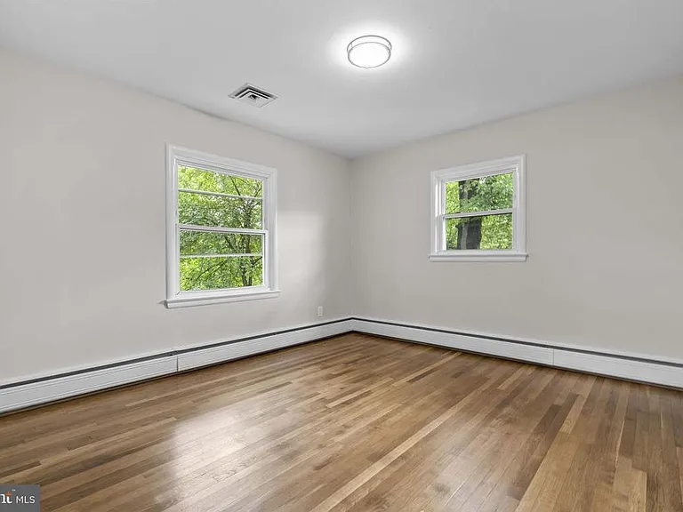 10242 Stratford Ave — Photo 12