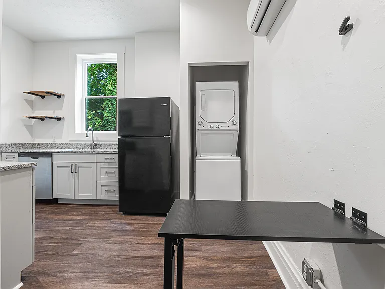 427 Whiteman St #2 — Photo 4