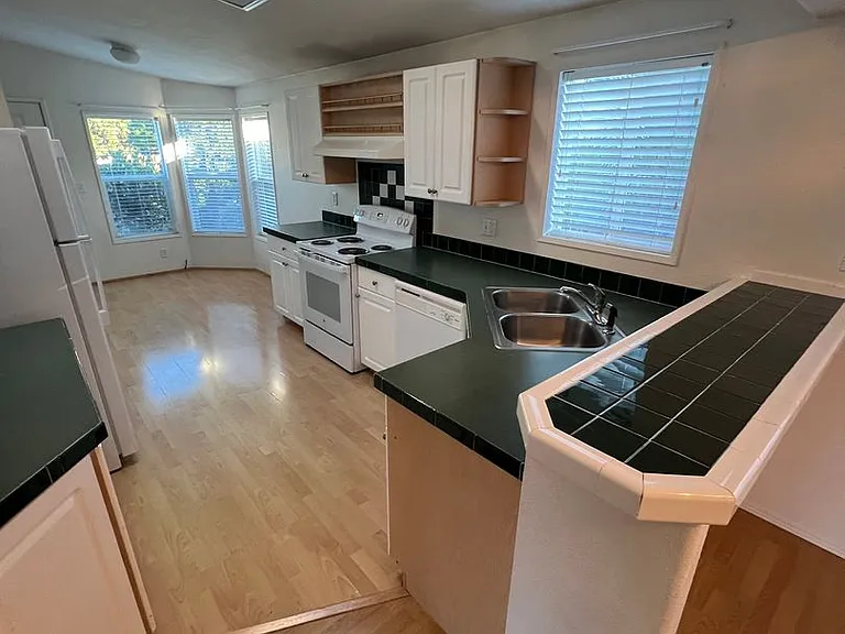 2976 Spinnaker Dr — Photo 6