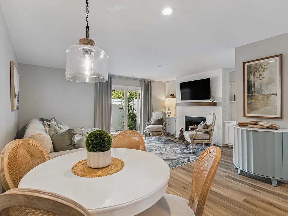 152 S Island Square Dr