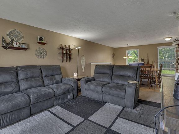4th image of 2654 Stonington Ave