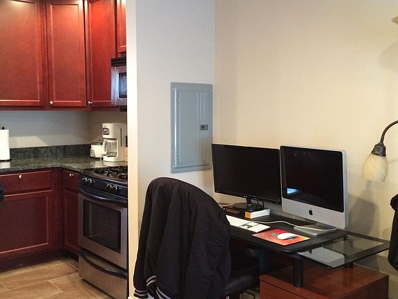 5th image of 832 S Claremont Ave #3C