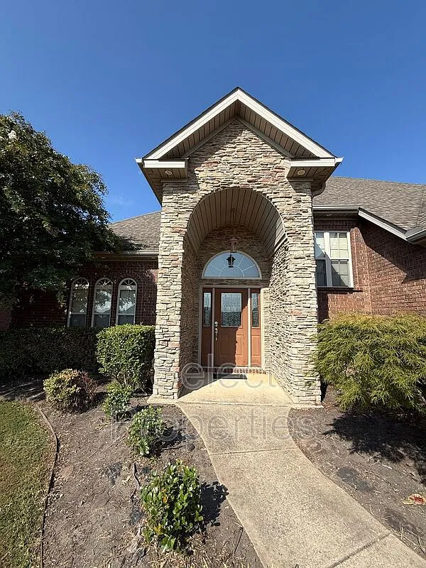3 bed, 2.5 bath, 2500 sqft, $2,300 — Photo 2