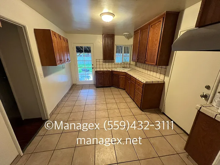 2836 N Cedar Ave — Photo 5
