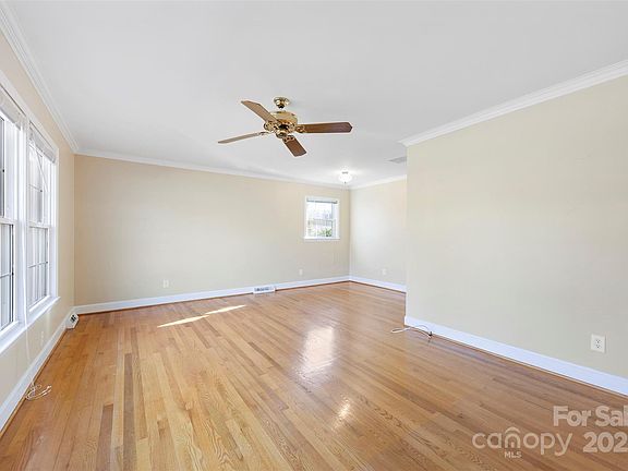 4th image of 1645 Nottingham Dr