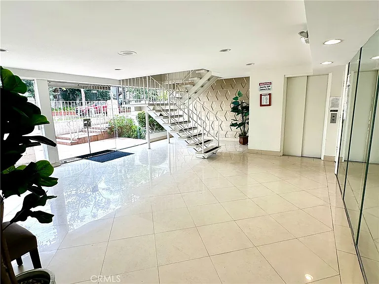 423 S Rexford Dr — Photo 3