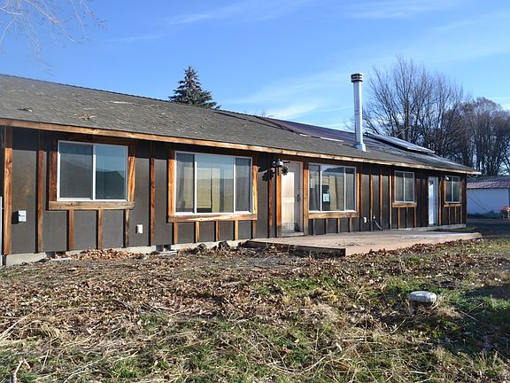 2nd image of 119 NE Spruce Ln