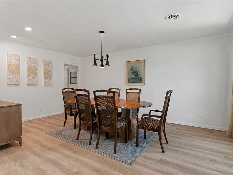 1201 Farnham Ct W — Photo 2