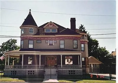 913 Washington St photo 1