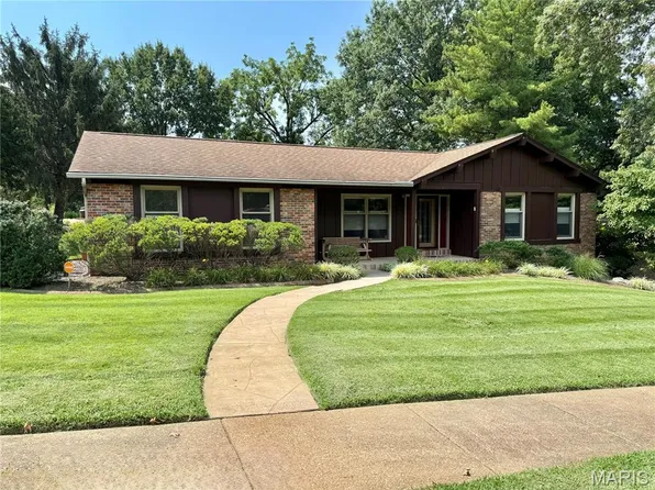 660 Hunters Ridge Dr, Saint Louis, MO 63135