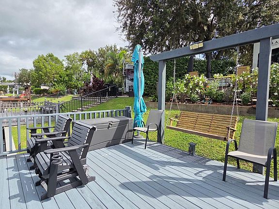 4th image of 565 WATERWAY DRIVE