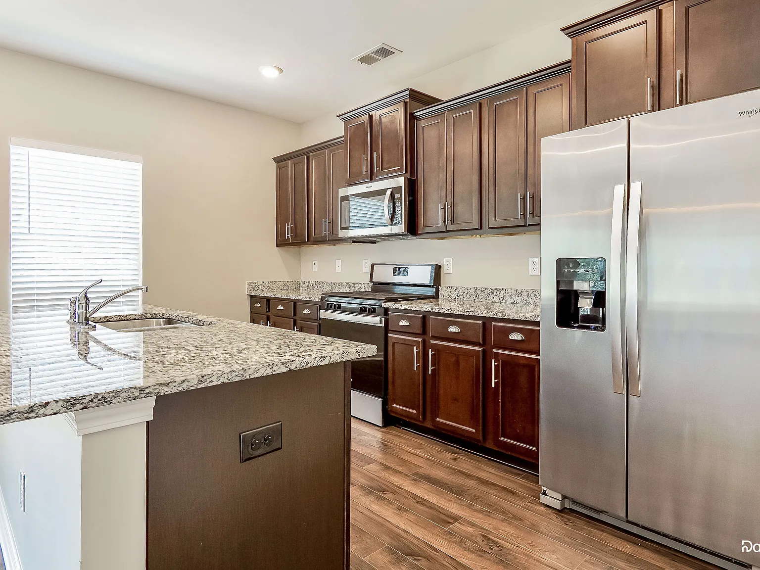4 bed, 2.5 bath, 1968 sqft, $2,185 — Photo 3