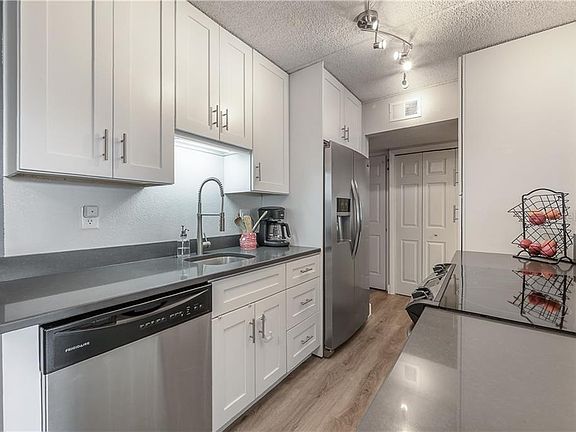 5th image of 3325 Bayshore Blvd Unit F16