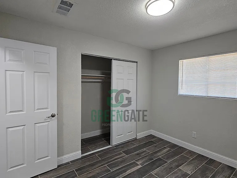 901 Valente Way — Photo 26