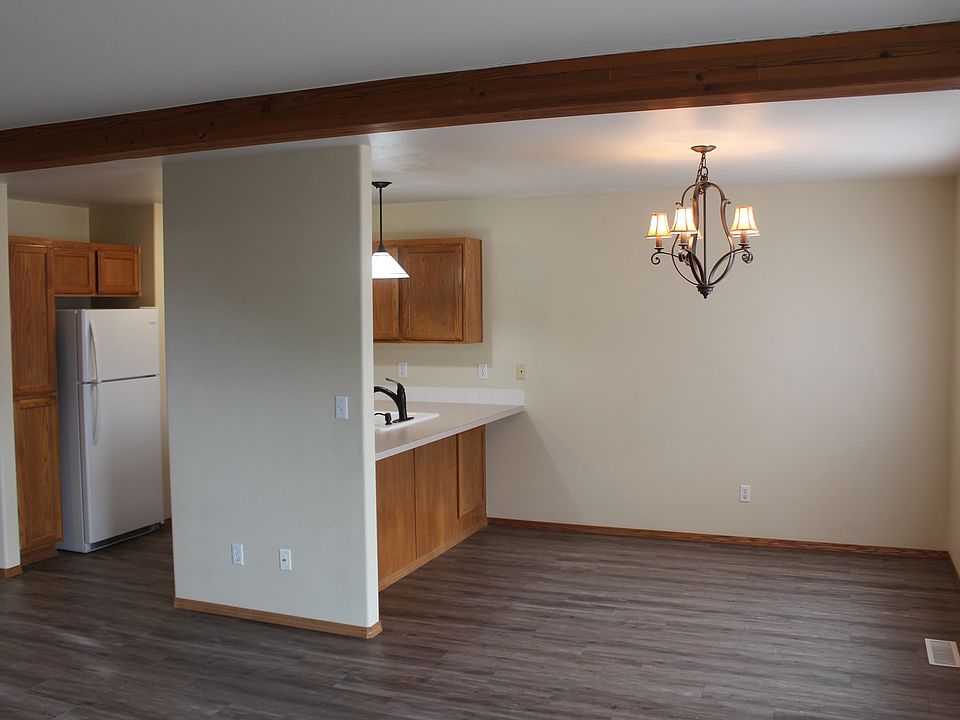 2nd image of 1059 NE Hidden Valley Dr