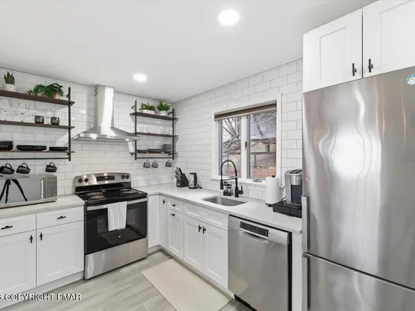 26 Middle Village Way, Tannersville, PA 18372