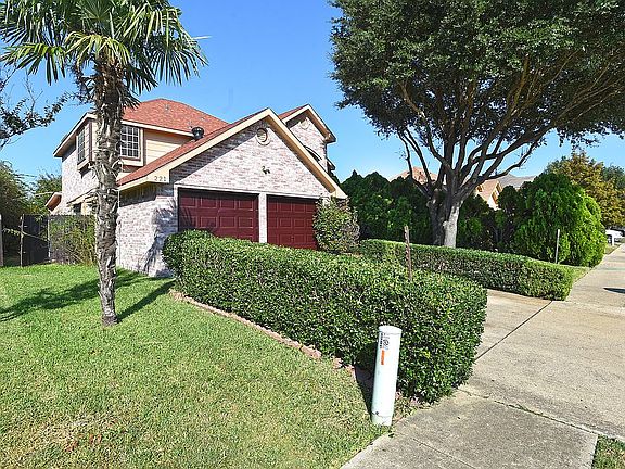 3rd image of 221 Pebblebrook Ln