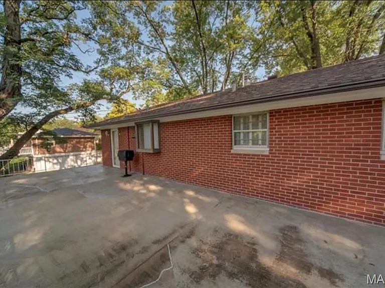 18 Dorchester Dr — Photo 3