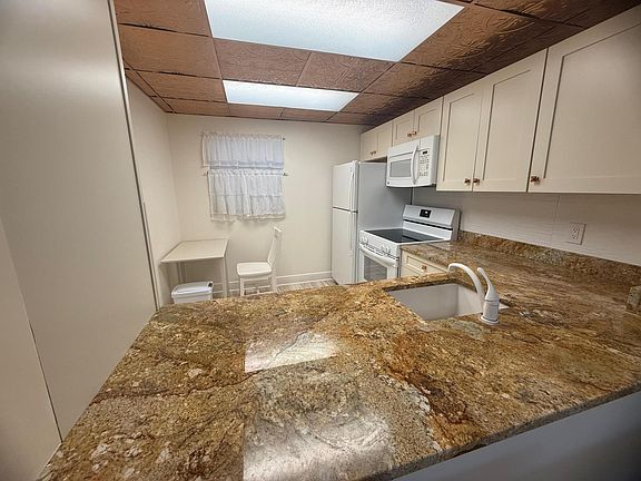 3rd image of 2601 NE 3rd Court #202