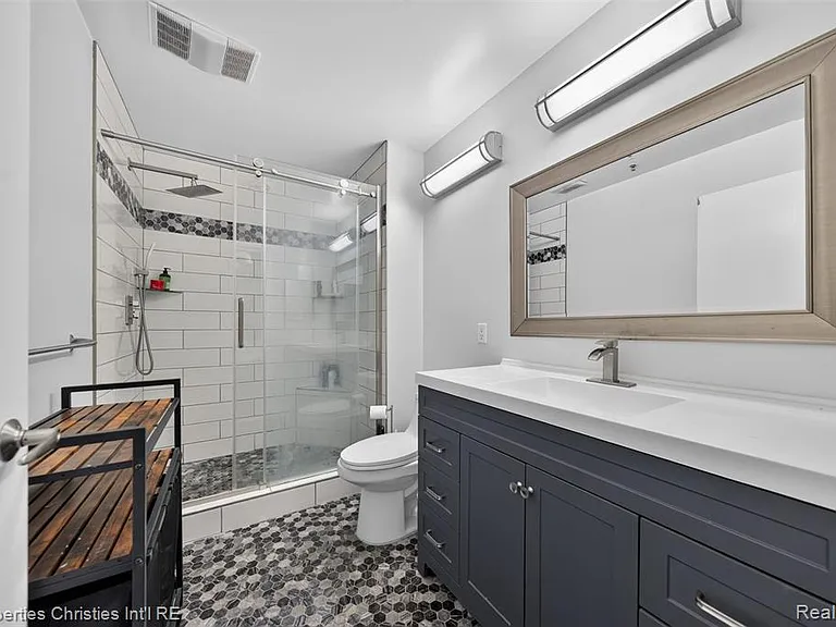 614 Troy St #105 — Photo 16