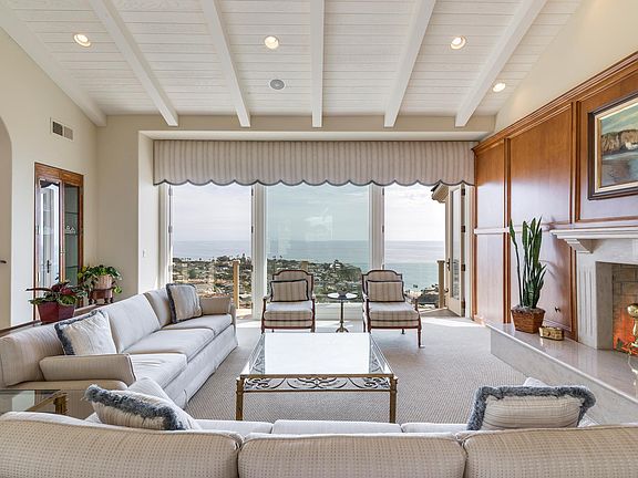 Living Room with fatastic view