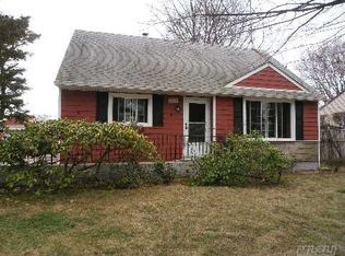 1091 Manor Ln, Bay Shore, NY 11706