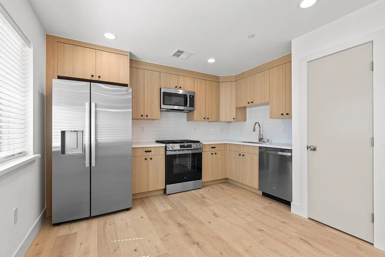 2 bed, 762 sqft, $2,200 — Photo 1