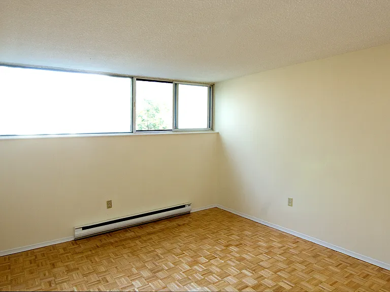 525 Saint Lawrence St — Photo 10