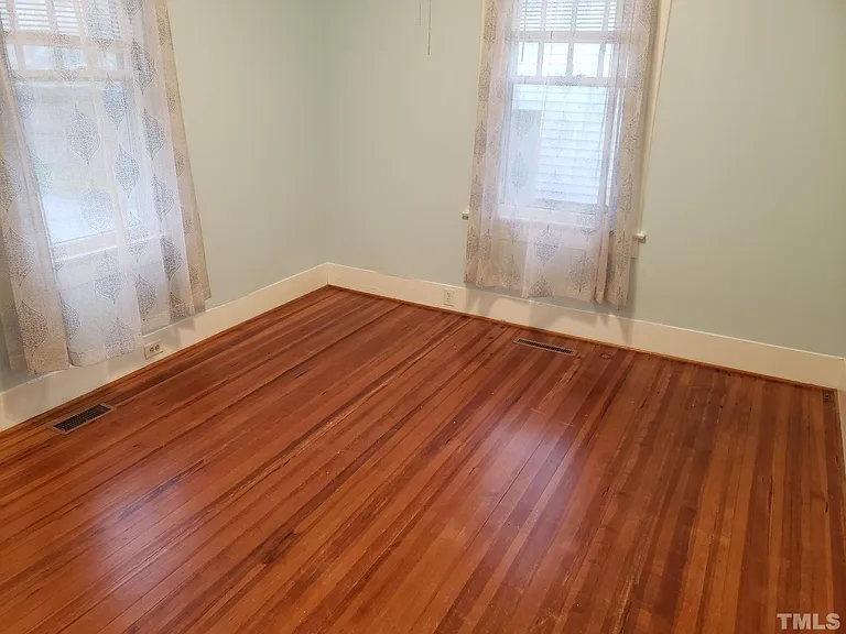 204 E Davis St — Photo 10