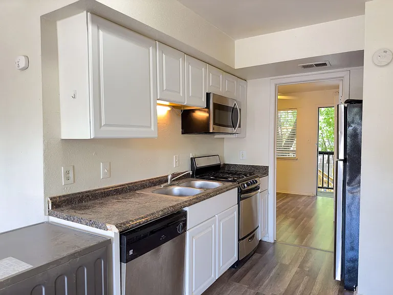 1010 W 23rd St #9 — Photo 6