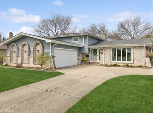 2612 N Stuart Dr, Arlington Heights, IL 60004