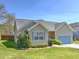 104 Tree Haven Blvd, Hendersonville, NC 28791
