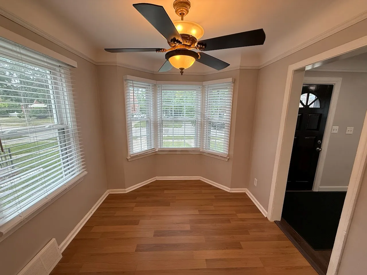 3 bed, 1.0 bath, 1212 sqft, $1,800 — Photo 4