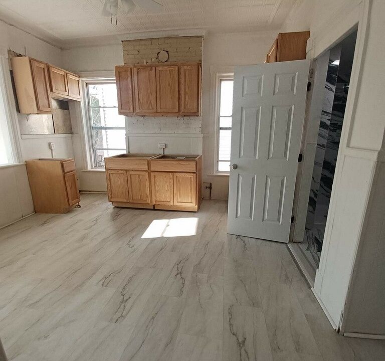 Super large New Kitchen finishing countertops.