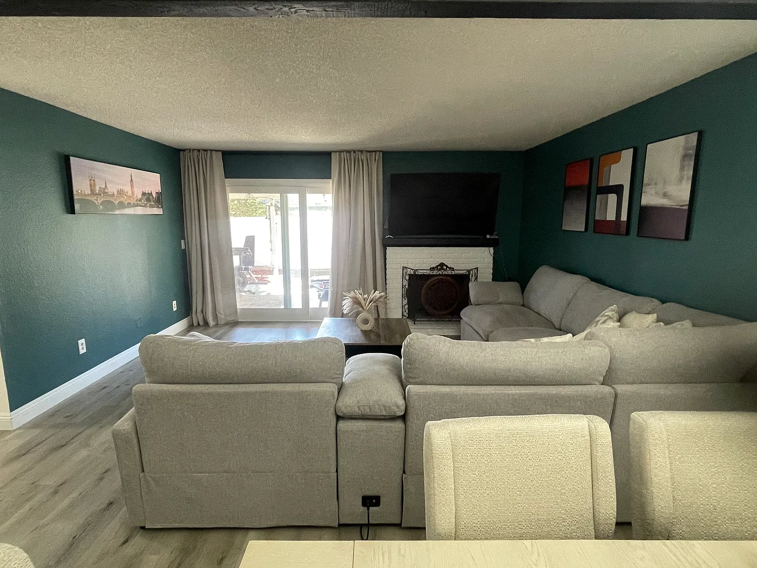 3 bed, 132 sqft, $1,350 — Photo 1
