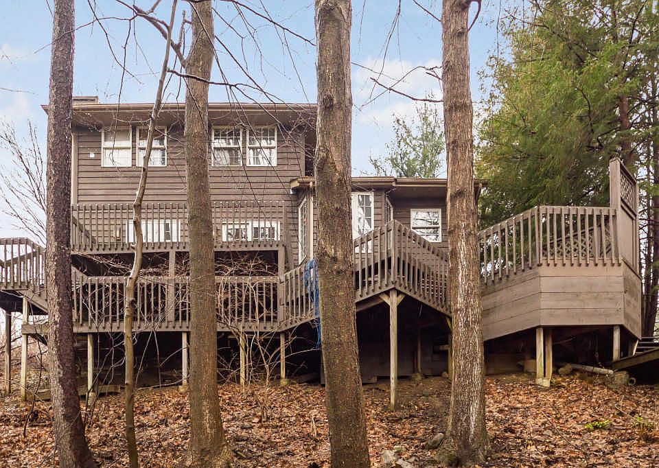 1st image of 220 Pinehurst Dr