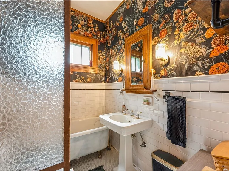 102 E Broadway St — Photo 18