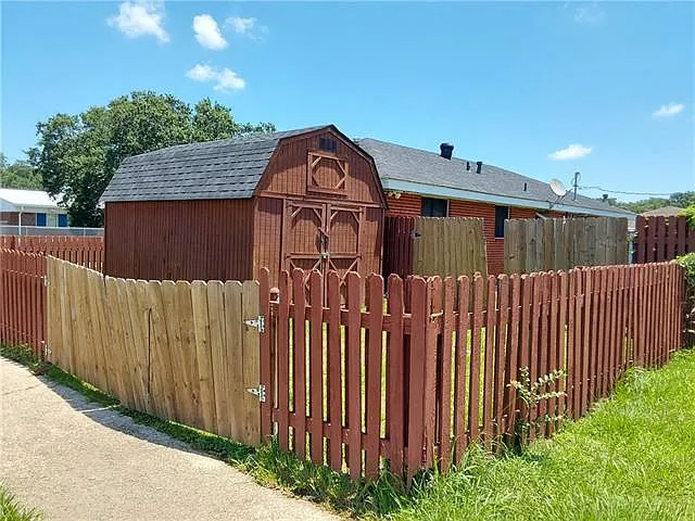 2025 Starling Dr — Photo 36