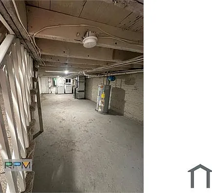 2414 Baker St — Photo 9