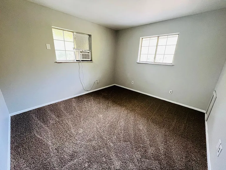 2430 Albany St — Photo 17