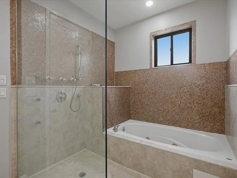 1649 W Cortland St — Photo 37