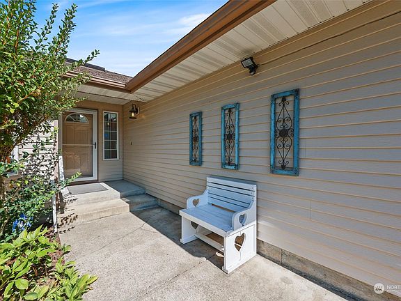 2nd image of 2920 Briar Lea Loop SE