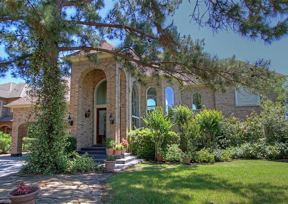 1st image of 243 Sarasota Cir S