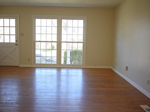 4th image of 2224 Knollcrest Ln