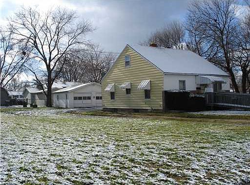 1st image of 747 E 9th St