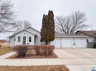 320 N Liberty Ave, Madison, SD 57042