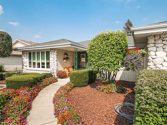 3rd image of 15635 Larkspur Ln