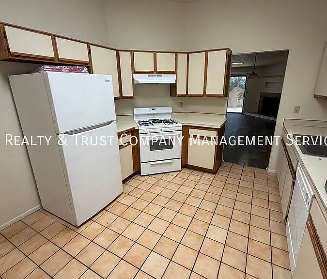 709 W Millbrook Ln — Photo 10